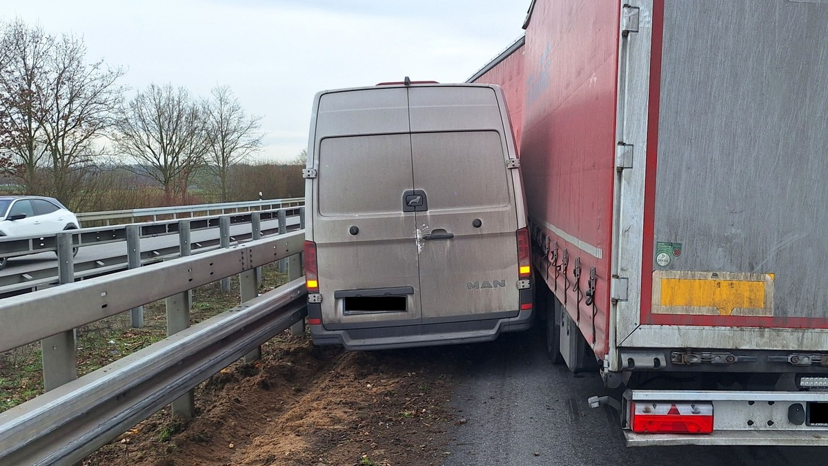 FW Sonsbeck: LKW-Unfall auf der A57 - Foto: presseportal.de