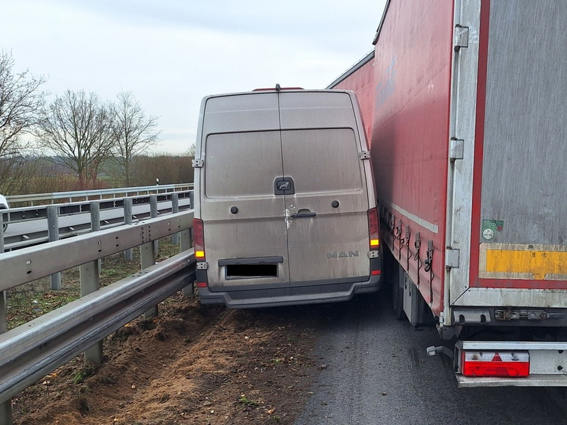 FW Sonsbeck: LKW-Unfall auf der A57 - Foto: presseportal.de