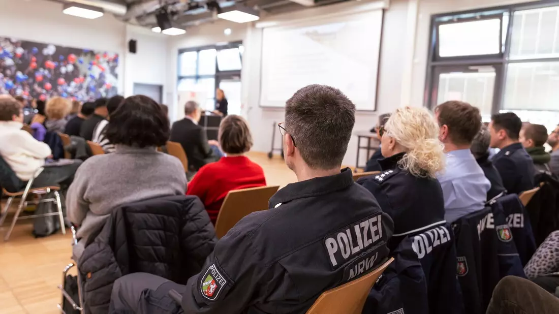 POL-RE: Recklinghausen: Mit Prominenz gegen Hass und Hetze - Prof. Dr. Khorchide bei Veranstaltung von Polizei und Schulen - Bild: presseportal.de