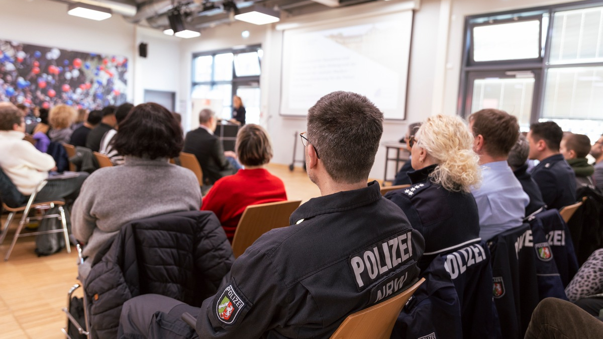 POL-RE: Recklinghausen: Mit Prominenz gegen Hass und Hetze - Prof. Dr. Khorchide bei Veranstaltung von Polizei und Schulen - Foto: presseportal.de