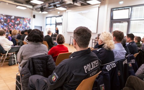 POL-RE: Recklinghausen: Mit Prominenz gegen Hass und Hetze - Prof. Dr. Khorchide bei Veranstaltung von Polizei und Schulen - Foto: presseportal.de POL-RE: Recklinghausen: Mit Prominenz gegen Hass und Hetze - Prof. Dr. Khorchide bei Veranstaltung von Polizei und Schulen - Foto: presseportal.de