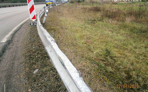 POL-PPWP: Wer hat die Schutzplanken demoliert? - Foto: presseportal.de