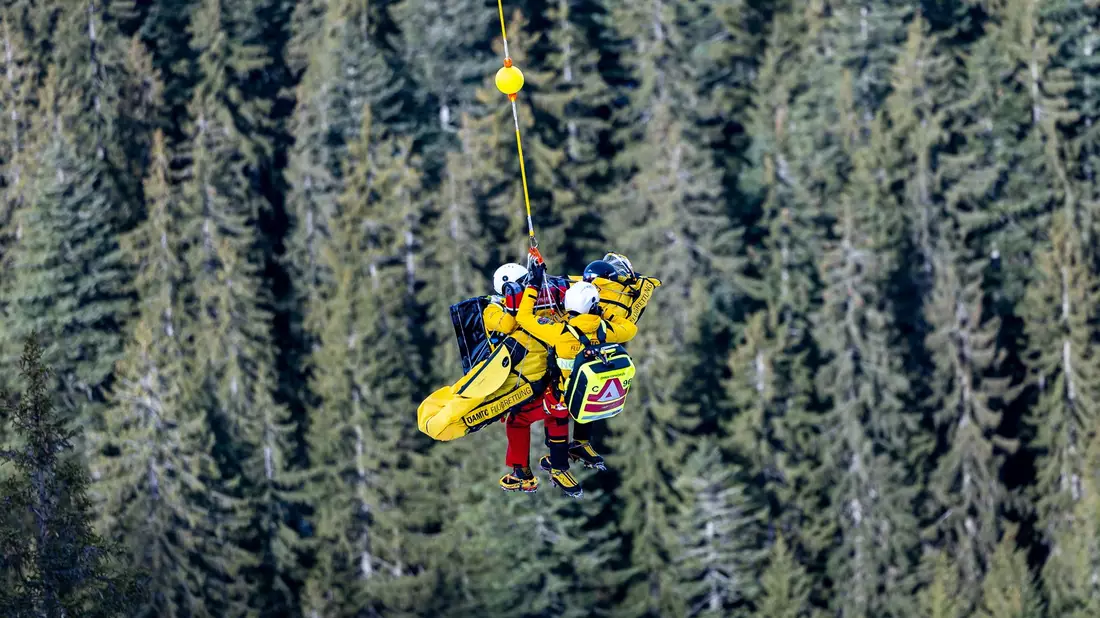 Der Österreicher Felix Hacker wurde nach einem Trainingssturz in Kitzbühel per Hubschrauber geborgen. - Bild: Expa/Johann Groder/APA/dpa