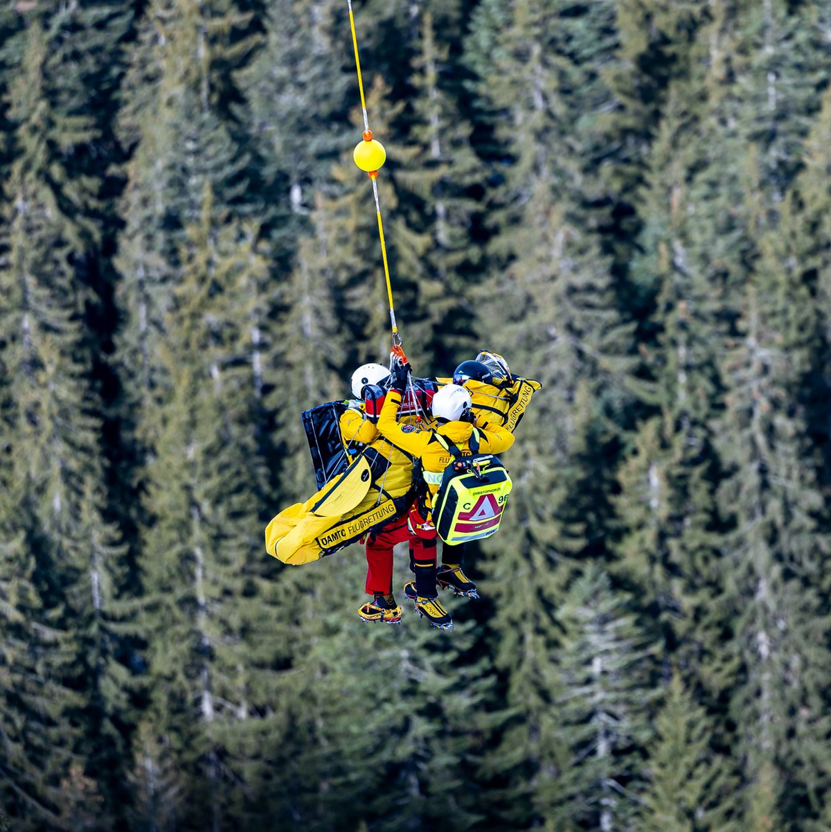 Der Österreicher Felix Hacker wurde nach einem Trainingssturz in Kitzbühel per Hubschrauber geborgen. - Foto: Expa/Johann Groder/APA/dpa