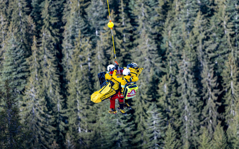 Der Österreicher Felix Hacker wurde nach einem Trainingssturz in Kitzbühel per Hubschrauber geborgen. - Foto: Expa/Johann Groder/APA/dpa