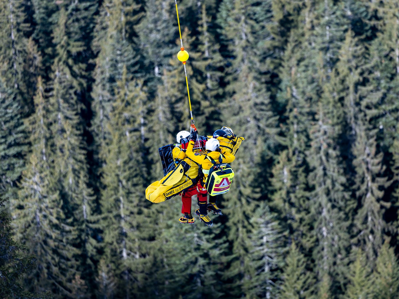 Der Österreicher Felix Hacker wurde nach einem Trainingssturz in Kitzbühel per Hubschrauber geborgen. - Foto: Expa/Johann Groder/APA/dpa