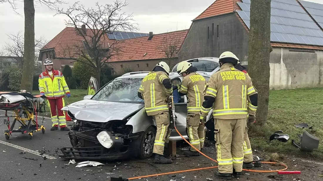Feuerwehr Goch: Verkehrsunfall in Nierswalde und Rauchentwicklung in Pfalzdorf - Bild: presseportal.de