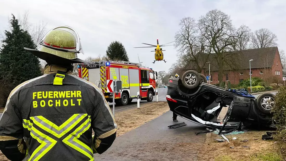 FW Bocholt: Feuerwehr Bocholt befreit Fahrer nach Verkehrsunfall auf der Werther Straße - Bild: presseportal.de