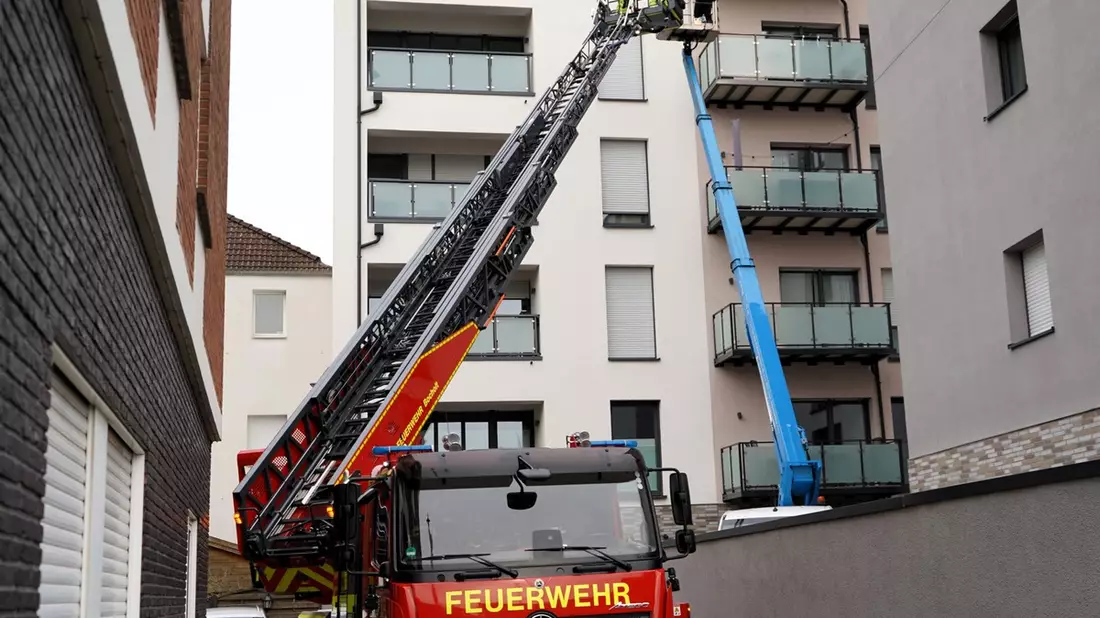 FW Bocholt: Feuerwehr Bocholt rettet zwei Personen aus defektem Hubsteiger - Bild: presseportal.de