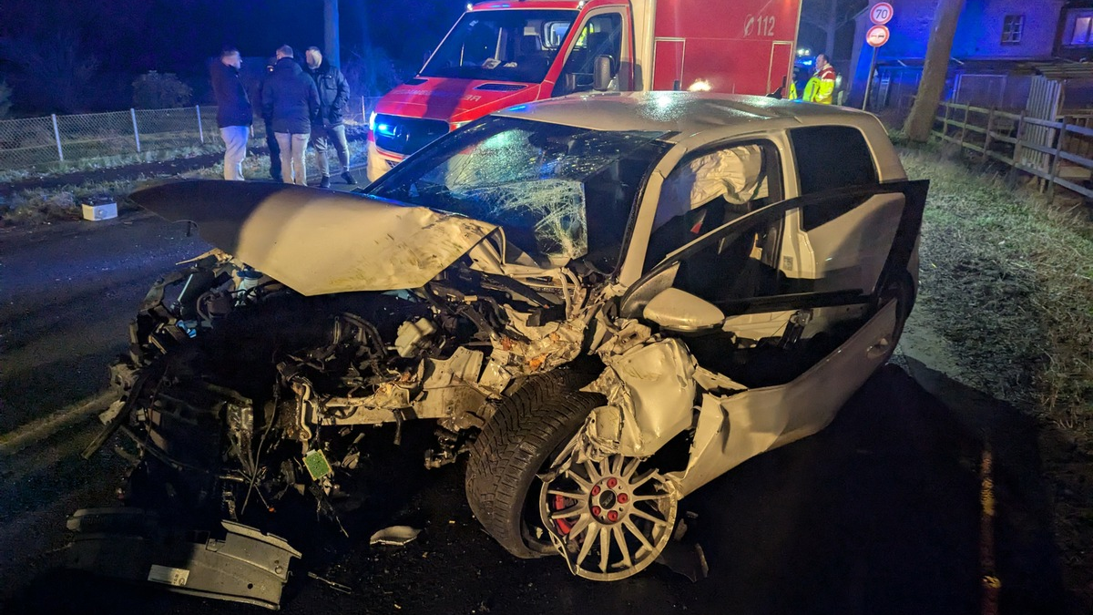 FW-KLE: Verkehrsunfall: PKW prallt gegen Baum - Foto: presseportal.de