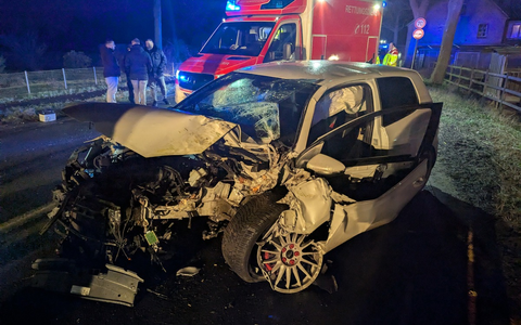 FW-KLE: Verkehrsunfall: PKW prallt gegen Baum - Foto: presseportal.de