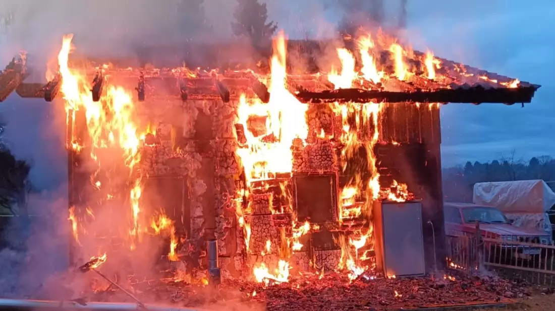 FW Pforzheim: Vollbrand eines Wohngebäudes - Bild: presseportal.de