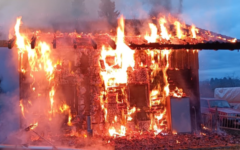 FW Pforzheim: Vollbrand eines Wohngebäudes - Foto: presseportal.de