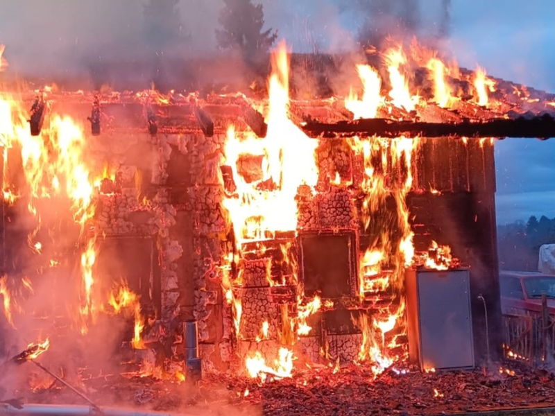 FW Pforzheim: Vollbrand eines Wohngebäudes - Foto: presseportal.de
