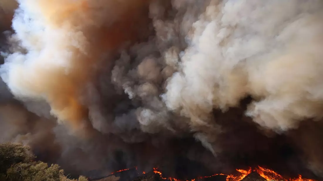 Riesige Rauchwolken liegen über der Brandzone.  - Bild: Ethan Swope/FR171736 AP/AP/dpa