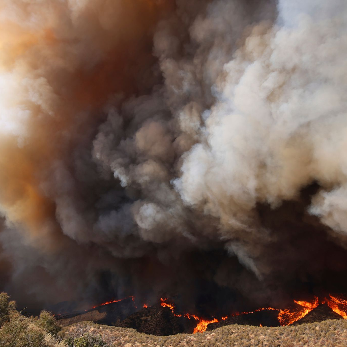 Riesige Rauchwolken liegen über der Brandzone.  - Foto: Ethan Swope/FR171736 AP/AP/dpa