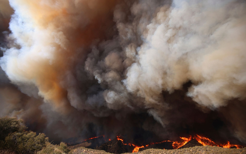 Riesige Rauchwolken liegen über der Brandzone.  - Foto: Ethan Swope/FR171736 AP/AP/dpa