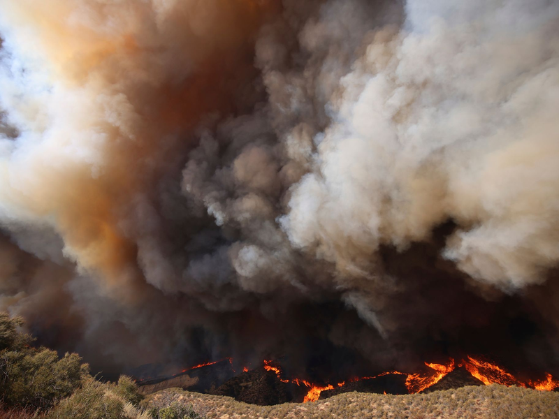 Riesige Rauchwolken liegen über der Brandzone.  - Foto: Ethan Swope/FR171736 AP/AP/dpa