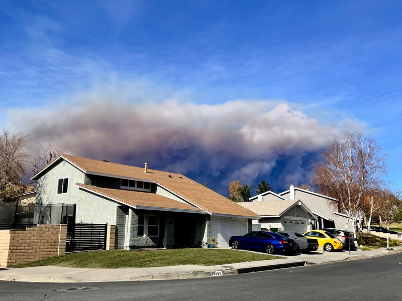 Feuerwehrleute kämpfen mit der Hitze und dem unwegsamen Gelände. - Foto: Marcio Jose Sanchez/AP/dpa