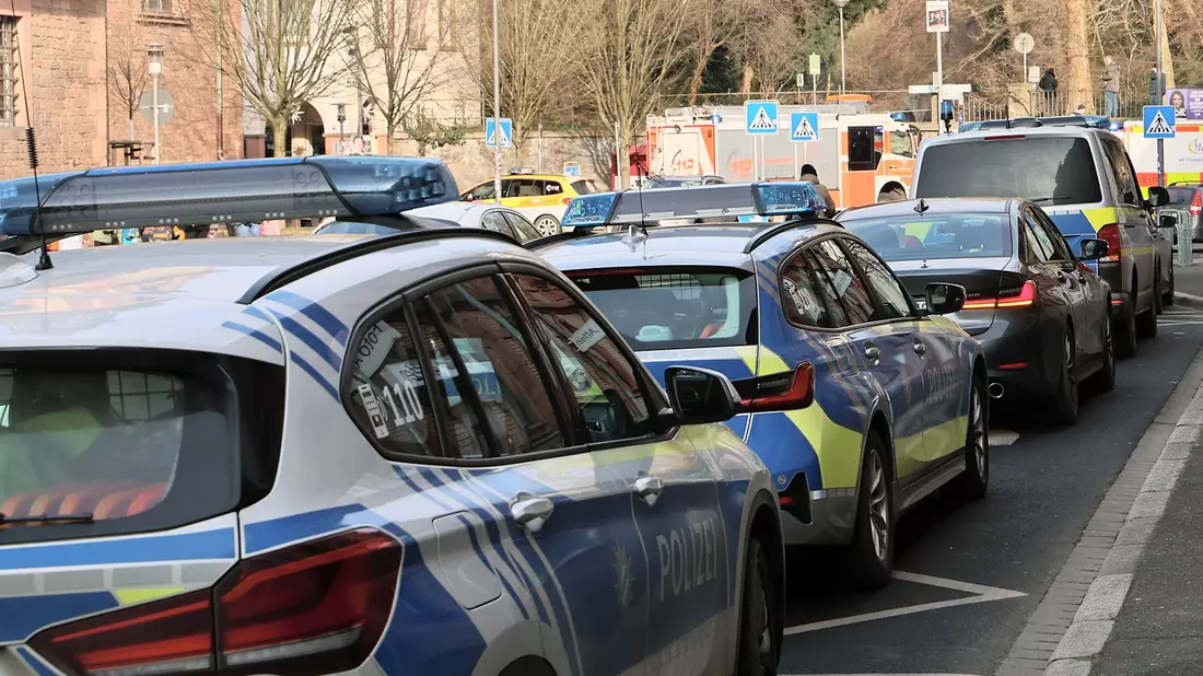 Nach dem Messerangriff in Aschaffenburg sind nun die Behörden gefragt. - Bild: Ralf Hettler/dpa