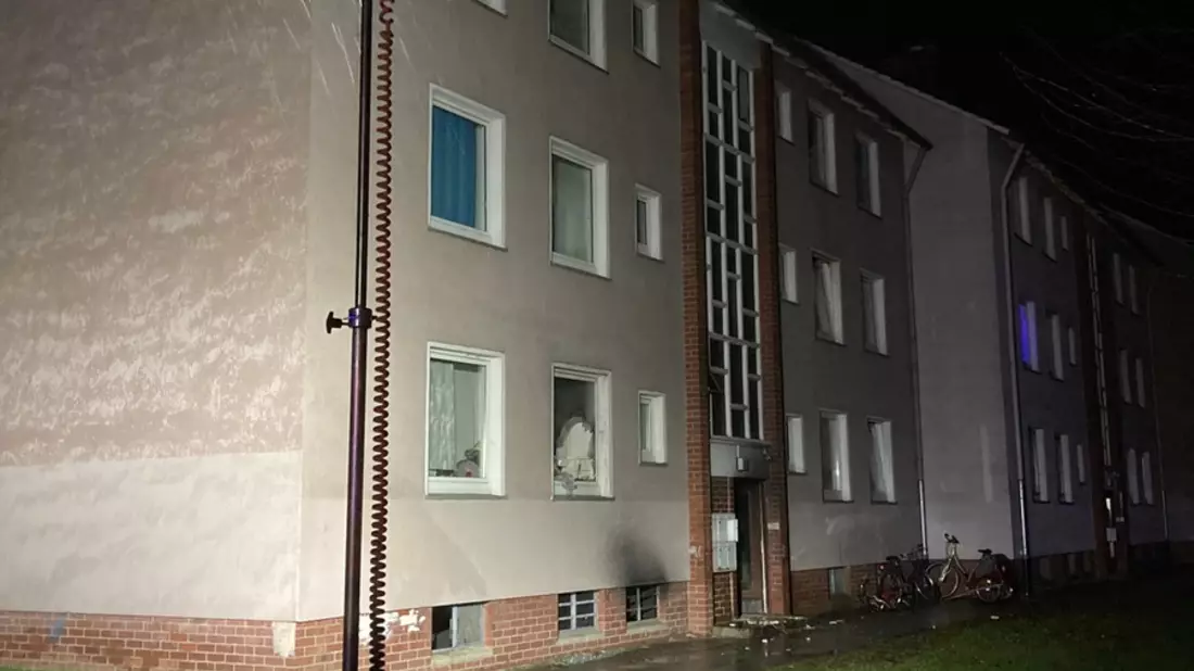 FW Minden: Brand in einem Keller eines Mehrfamilienhauses im Ortsteil Bärenkämpen hält Mindener Feuerwehr nächtlich auf Trab. - Bild: presseportal.de