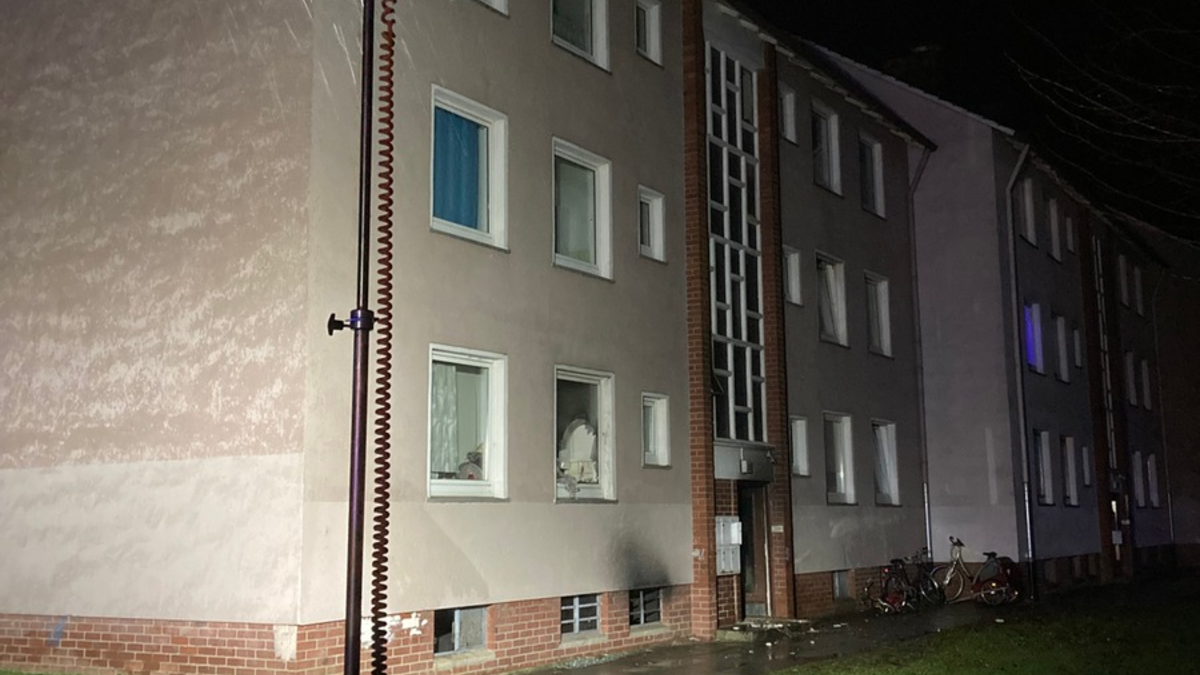 FW Minden: Brand in einem Keller eines Mehrfamilienhauses im Ortsteil Bärenkämpen hält Mindener Feuerwehr nächtlich auf Trab. - Foto: presseportal.de