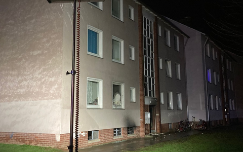 FW Minden: Brand in einem Keller eines Mehrfamilienhauses im Ortsteil Bärenkämpen hält Mindener Feuerwehr nächtlich auf Trab. - Foto: presseportal.de