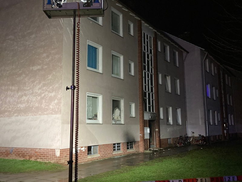 FW Minden: Brand in einem Keller eines Mehrfamilienhauses im Ortsteil Bärenkämpen hält Mindener Feuerwehr nächtlich auf Trab. - Foto: presseportal.de