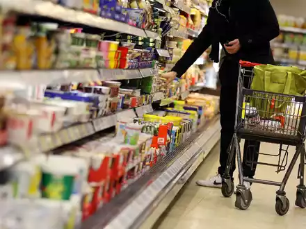 Nur wenige Verbraucher prüfen beim Einkauf, ob sich die Inhalte eines Produktes geändert haben. - Foto: Oliver Berg/dpa