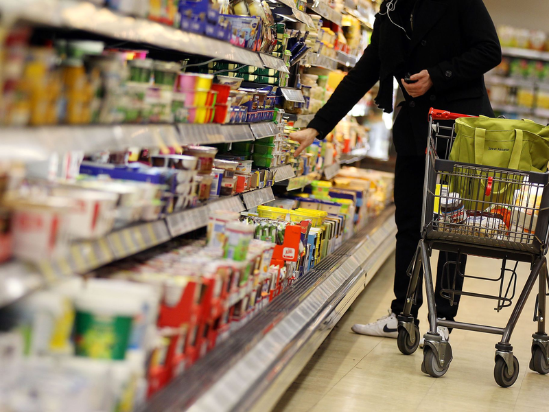 Im Supermarkt ist vieles teurer geworden.  - Foto: Oliver Berg/dpa