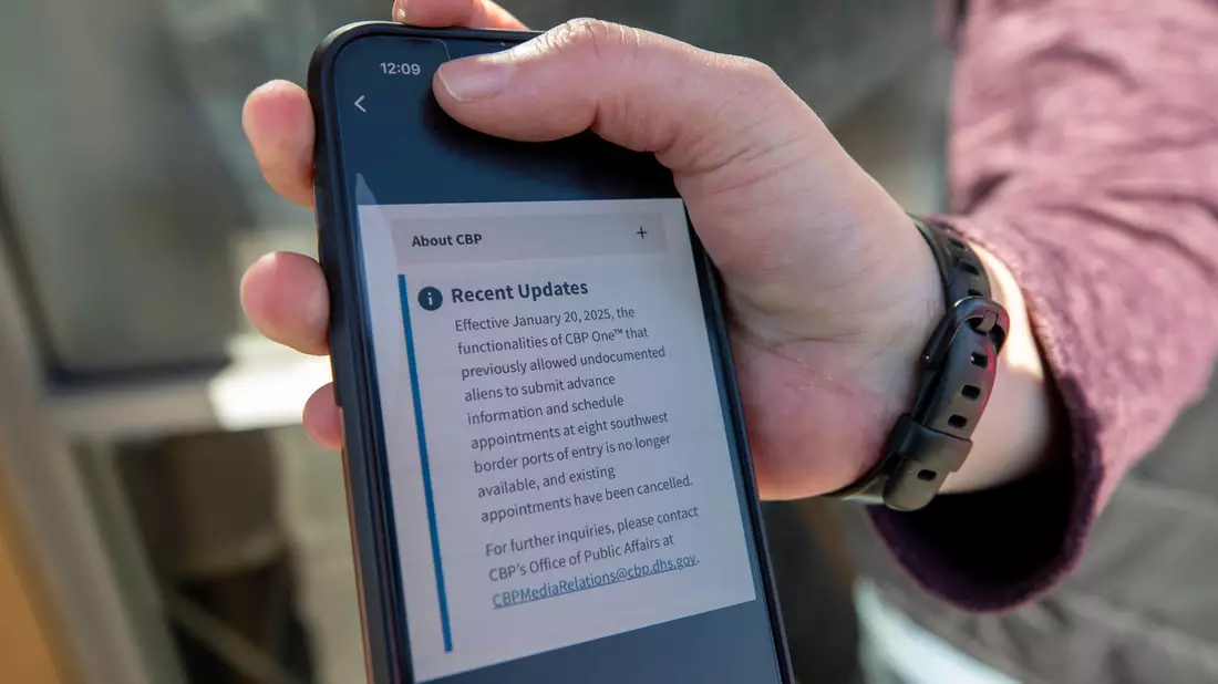 Die App der US-Einwanderungsbehörde zeigt an, dass Asyl-Termine storniert wurden. - Bild: Andres Leighton/FR171260 AP/dpa