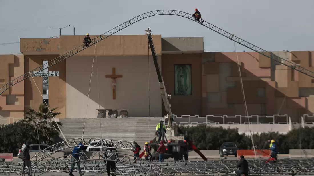 In Mexiko werden entlang der Grenze zu den USA bereits Zelte errichtet, in denen Schutzsuchende unterkommen sollen. - Bild: Christian Chavez/AP/dpa