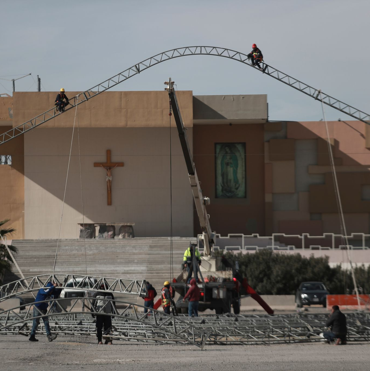 In Mexiko werden entlang der Grenze zu den USA bereits Zelte errichtet, in denen Schutzsuchende unterkommen sollen. - Foto: Christian Chavez/AP/dpa