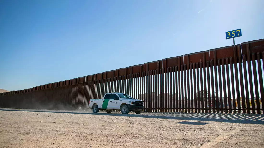 Der Mauerbau an der Grenze zu Mexiko gehörte zu Trumps Wahlkampfversprechen vor seiner ersten Amtszeit. - Bild: Andres Leighton/AP/dpa