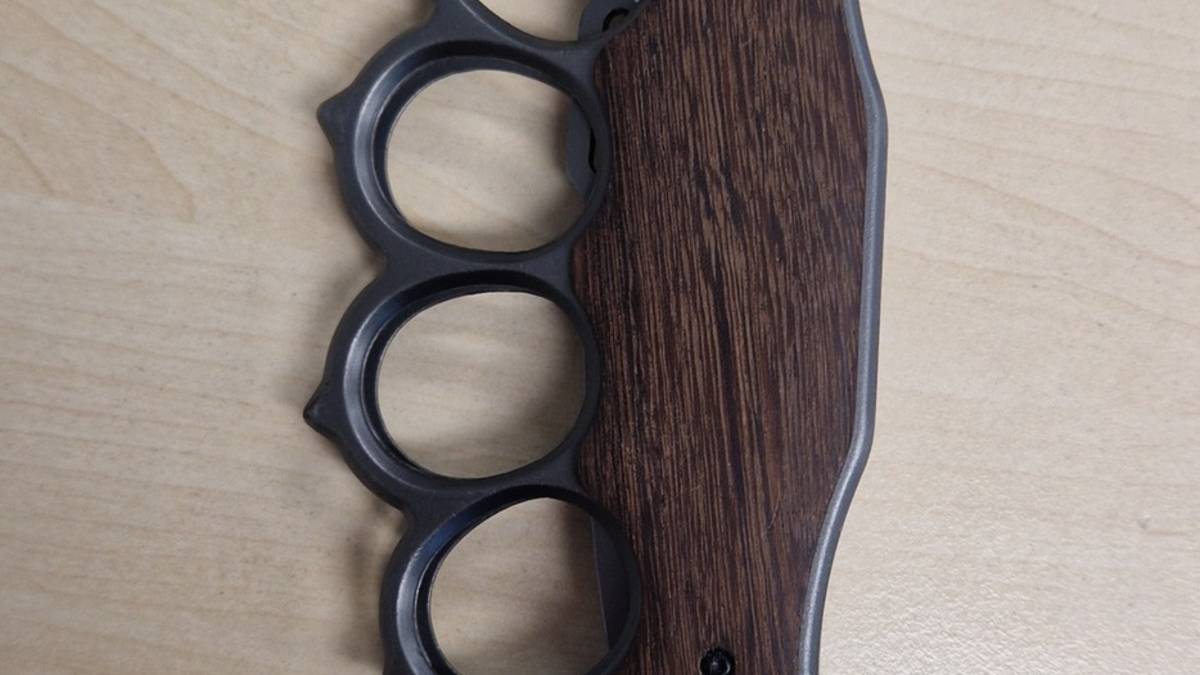 HZA-SI: Schlagringmesser im Gepäck: Rumänischer Fahrer am Zollamt Bietingen gestoppt - Foto: presseportal.de