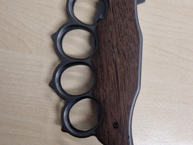 HZA-SI: Schlagringmesser im Gepäck: Rumänischer Fahrer am Zollamt Bietingen gestoppt - Foto: presseportal.de