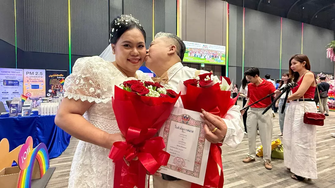 Zahlreiche Paare kamen zu einer Massenhochzeit ins Einkaufszentrum Siam Paragon in Bangkok. - Bild: Carola Frentzen/dpa