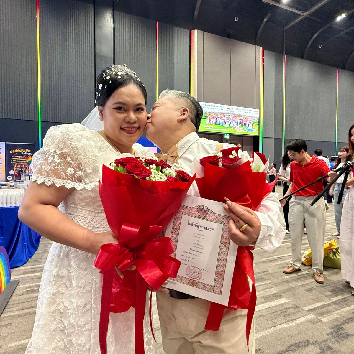 Zahlreiche Paare kamen zu einer Massenhochzeit ins Einkaufszentrum Siam Paragon in Bangkok. - Foto: Carola Frentzen/dpa
