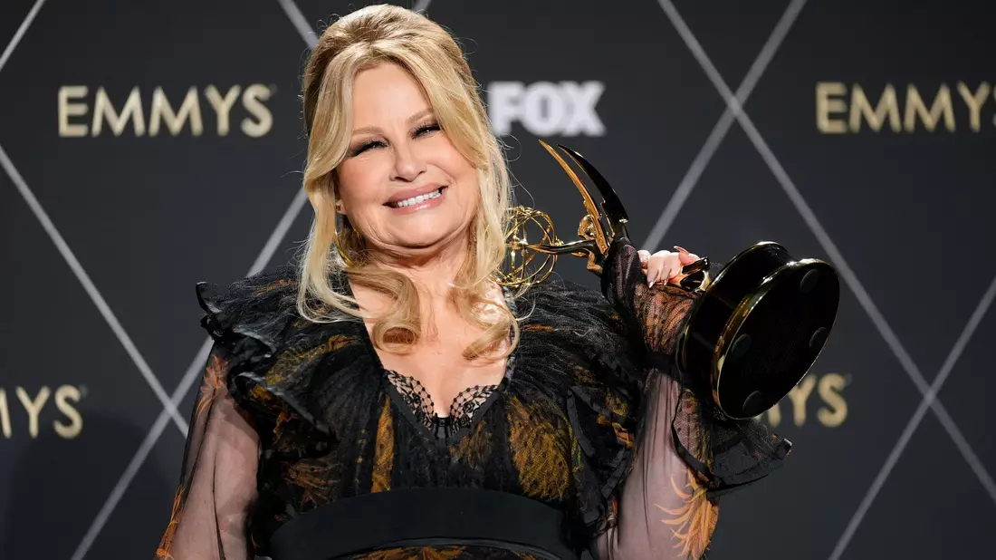Durch die Serie «The White Lotus» wurde Schauspielerin Jennifer Coolidge zum Kult und gewann mehrere Preise. (Archivbild) - Bild: Ashley Landis/AP