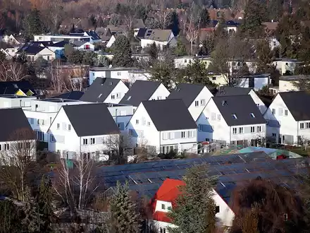 Einfamilienhaussiedlung mit Solarpark (Archiv) - Foto: über dts Nachrichtenagentur