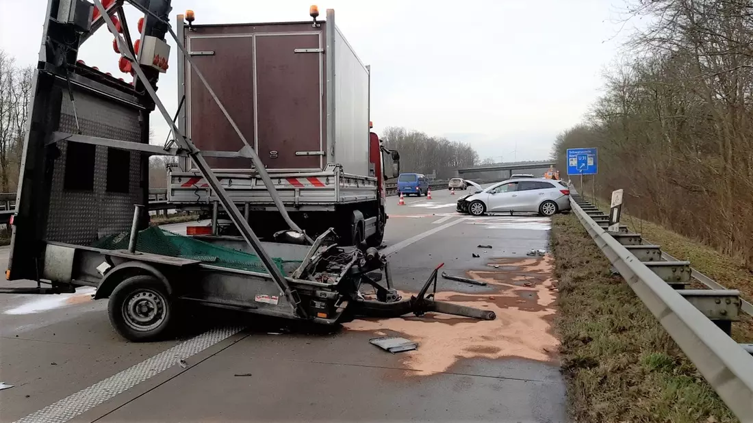 POL-CUX: Schwerer Verkehrsunfall auf der BAB27 - PKW-Fahrer erleidet medizinischen Notfall und kollidiert mit Sicherungsanhänger einer Tagesbaustelle (Foto im Anhang) - Bild: presseportal.de