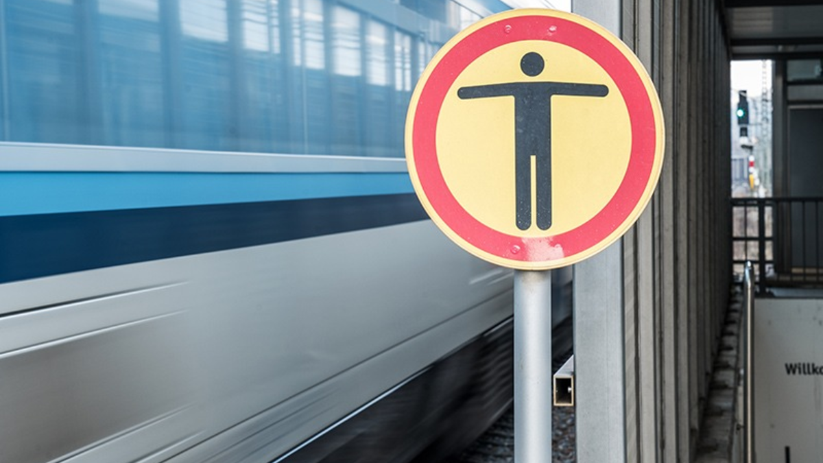 BPOLI EF: Messer am Bahnhof abgenommen und zu richtigem Verhalten sensibilisiert - Foto: presseportal.de