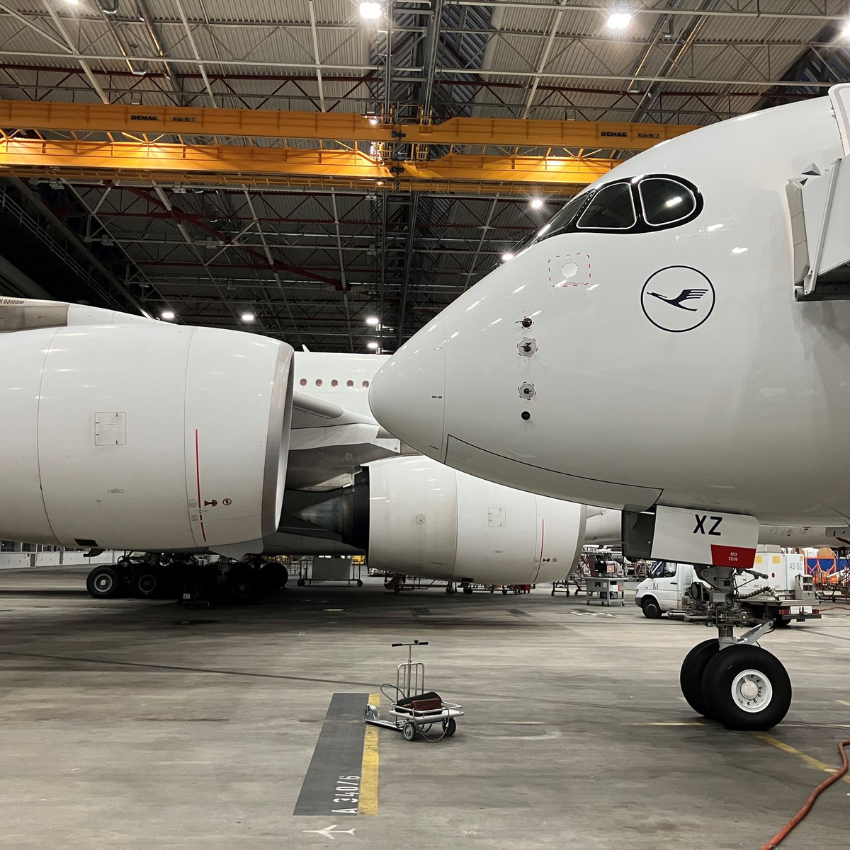 Der neueste Airbus A 350/900 der Lufthansa steht kurz vor seinem kommerziellen Erstflug im riesigen Wartungshangar der Lufthansa am Münchner Flughafen. Im Hintergrund steht ein Airbus A380. - Foto: Carsten Hoefer/dpa