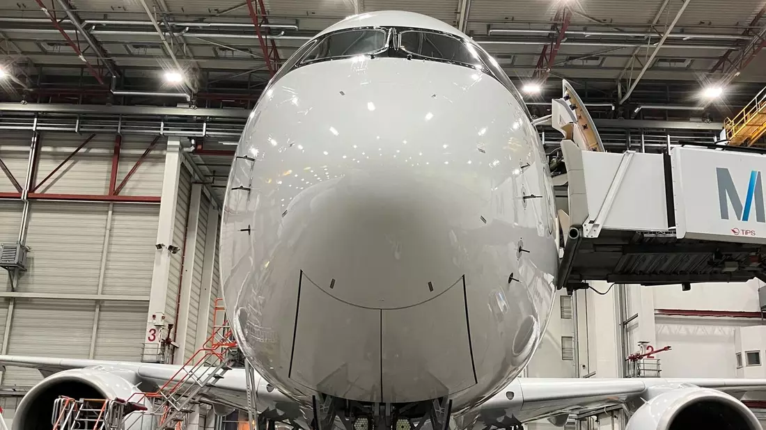 Die Nase eines auf den Namen Solingen getauften neuen Airbus A350 der Lufthansa im Wartungshangar am Münchner Flughafen. Die Maschine sollte nach der letzten Überprüfung durch die Techniker zu ihrem ersten kommerziellen Flug mit Passagieren an Bord nach Indien starten.  - Bild: Carsten Hoefer/dpa