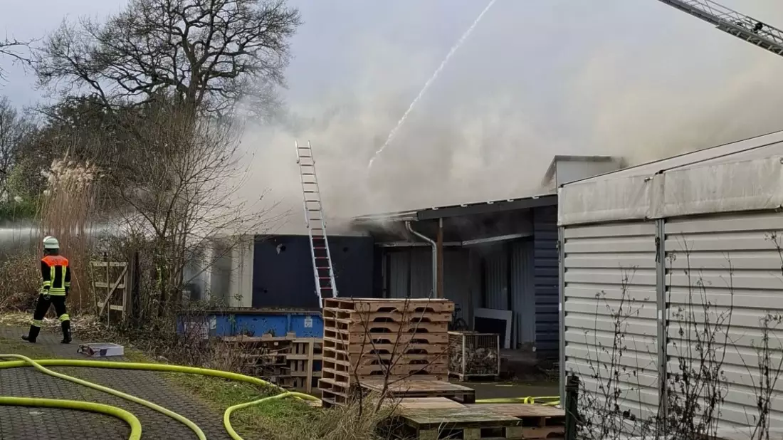 FW Rösrath: Brand in Gewerbehalle - Massive Rauchentwicklung weithin sichtbar - Bild: presseportal.de