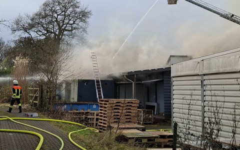 FW Rösrath: Brand in Gewerbehalle - Massive Rauchentwicklung weithin sichtbar - Foto: presseportal.de