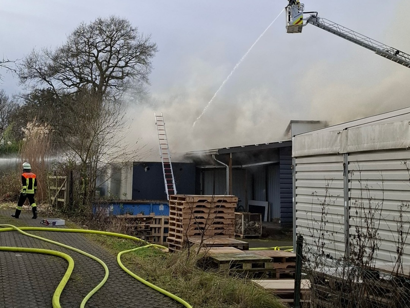 FW Rösrath: Brand in Gewerbehalle - Massive Rauchentwicklung weithin sichtbar - Foto: presseportal.de
