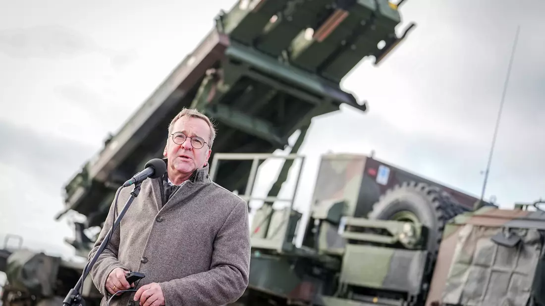 Soldaten der Bundeswehr verladen Raketen für das Flugabwehrsystem Patriot, das nun vorübergehend im polnischen Rzeszow stationiert wird. (Foto aktuell) - Bild: Kay Nietfeld/dpa