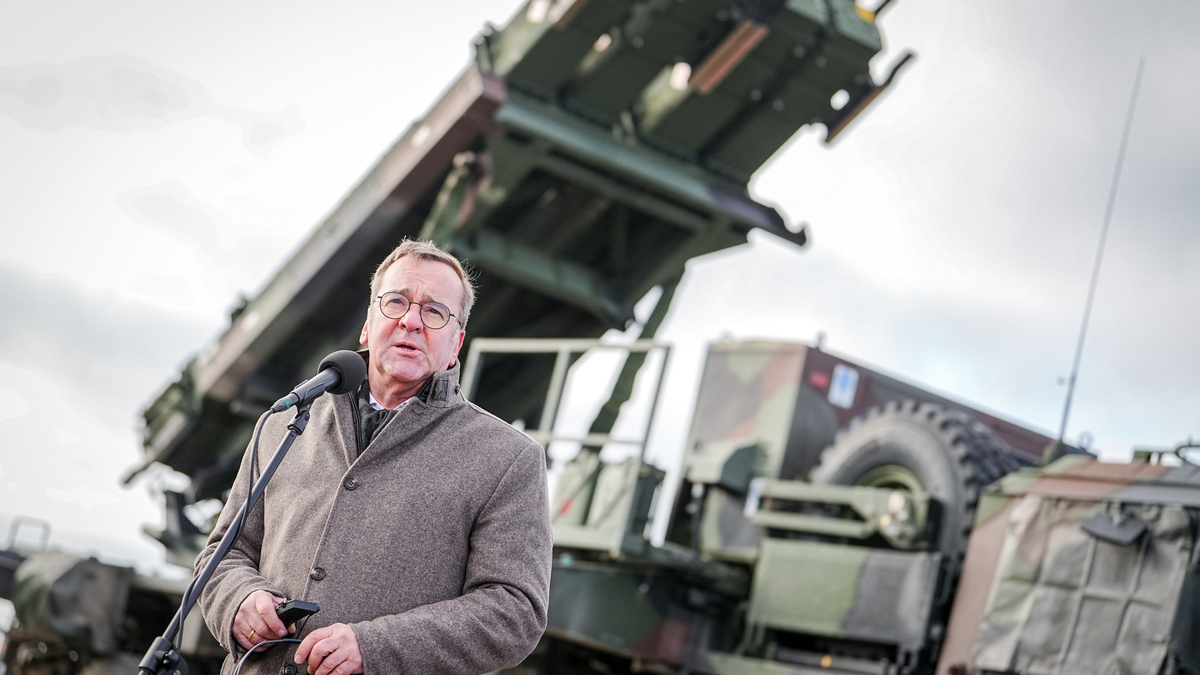 Soldaten der Bundeswehr verladen Raketen für das Flugabwehrsystem Patriot, das nun vorübergehend im polnischen Rzeszow stationiert wird. (Foto aktuell) - Foto: Kay Nietfeld/dpa