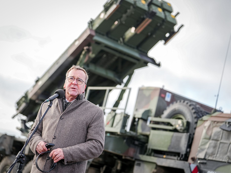 Soldaten der Bundeswehr verladen Raketen für das Flugabwehrsystem Patriot, das nun vorübergehend im polnischen Rzeszow stationiert wird. (Foto aktuell) - Foto: Kay Nietfeld/dpa